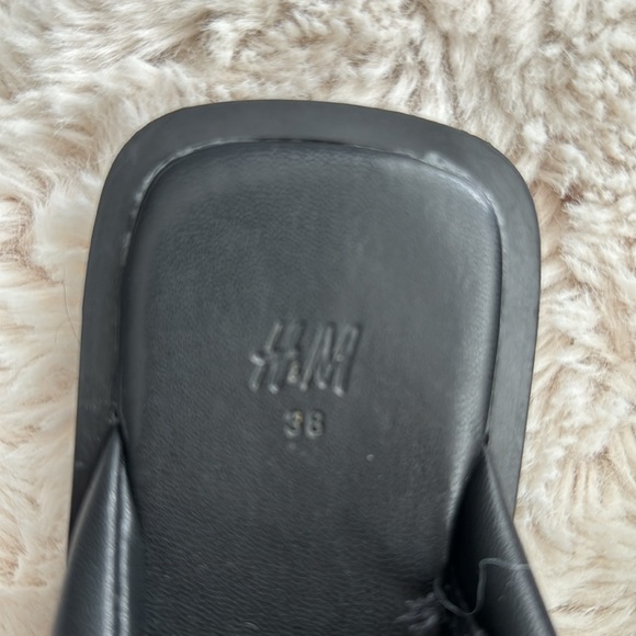 Puffy black faux leather slides - Picture 5 of 5